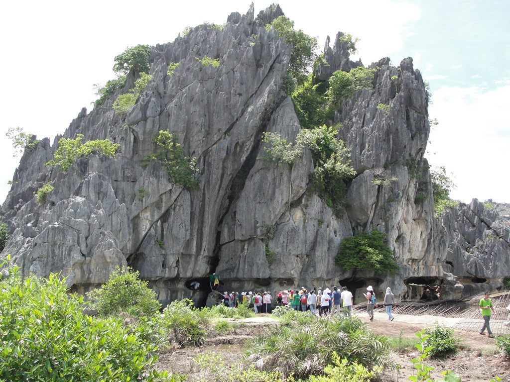 Núi Tô - Núi Đá Dựng